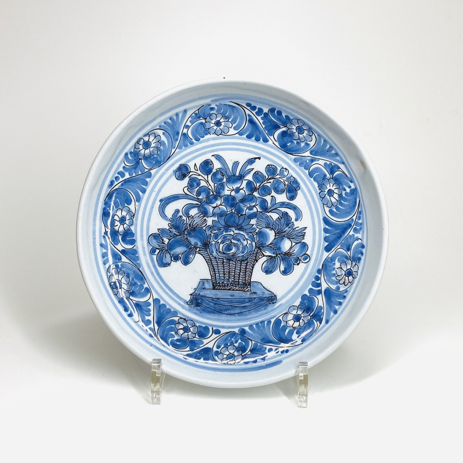 Small earthenware cup from Nevers decorated with a basket of flowers - Seventeenth century