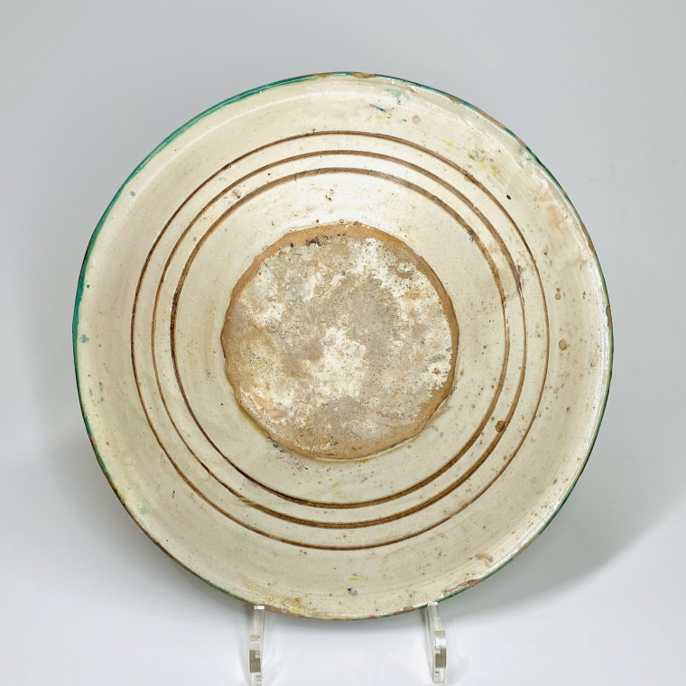 Plat en majolique de Montelupo figurant un arquebusier et un joueur de tambour - XVIIe siècle