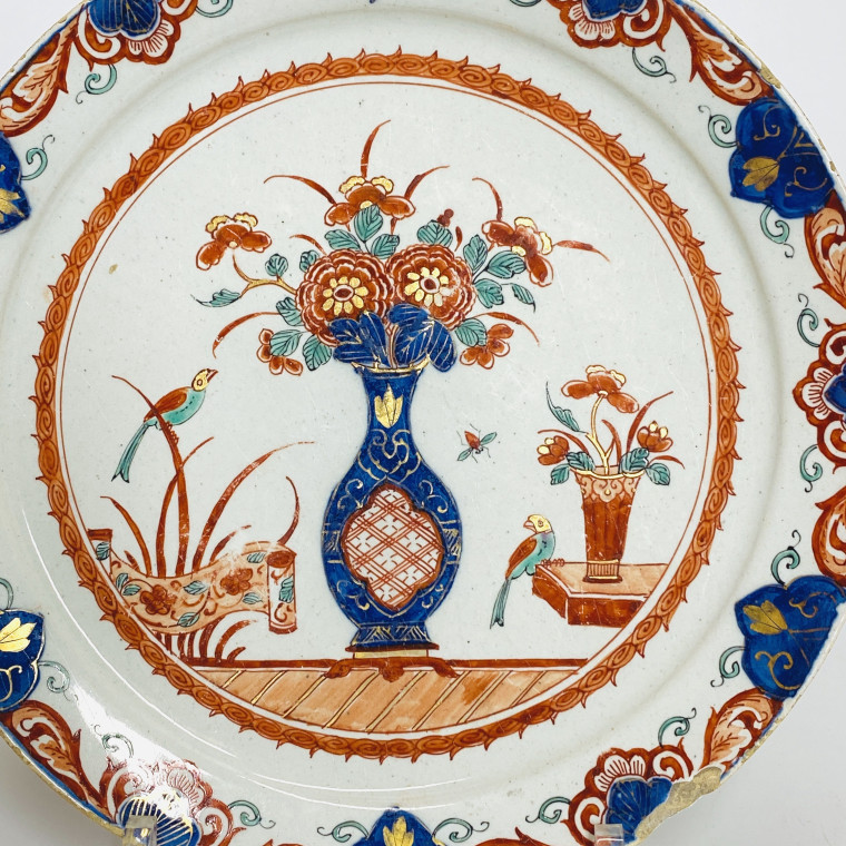 Delft - Assiette en faïence à décor dit " Delft doré " - Début du XVIIIe siècle