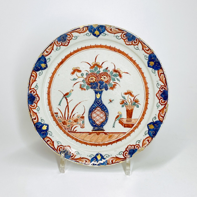 Delft - Assiette en faïence à décor dit " Delft doré " - Début du XVIIIe siècle