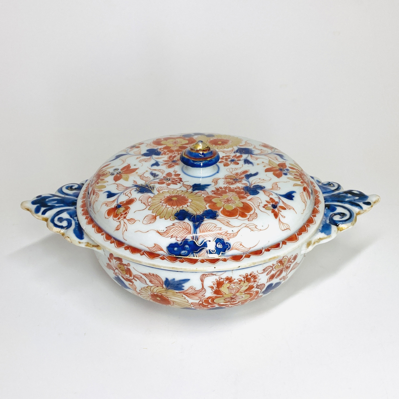 Chinese porcelain écuelle and cover decorated in the Imari palette - Kangxi period (1662-1722)