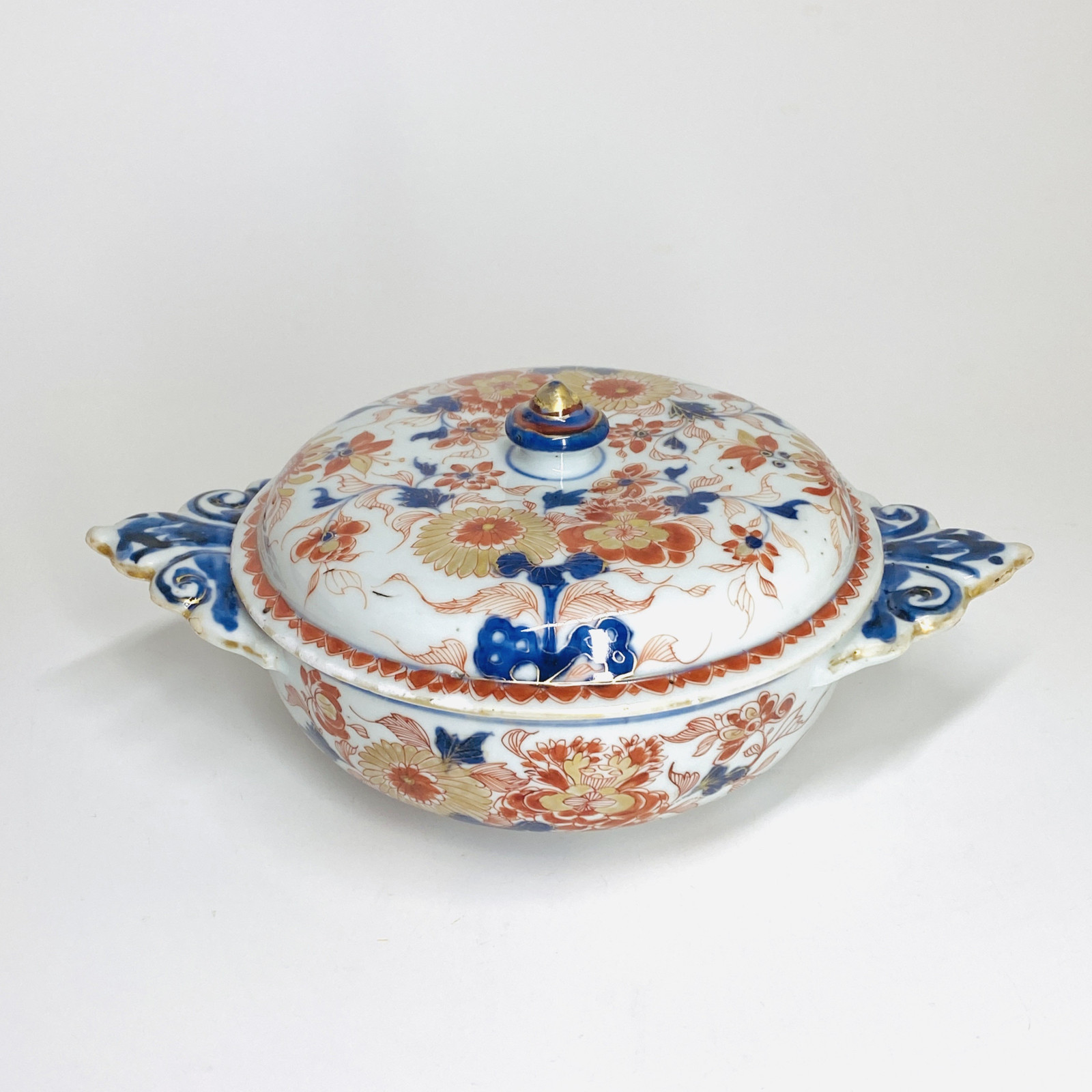 Chinese porcelain écuelle and cover decorated in the Imari palette - Kangxi period (1662-1722)
