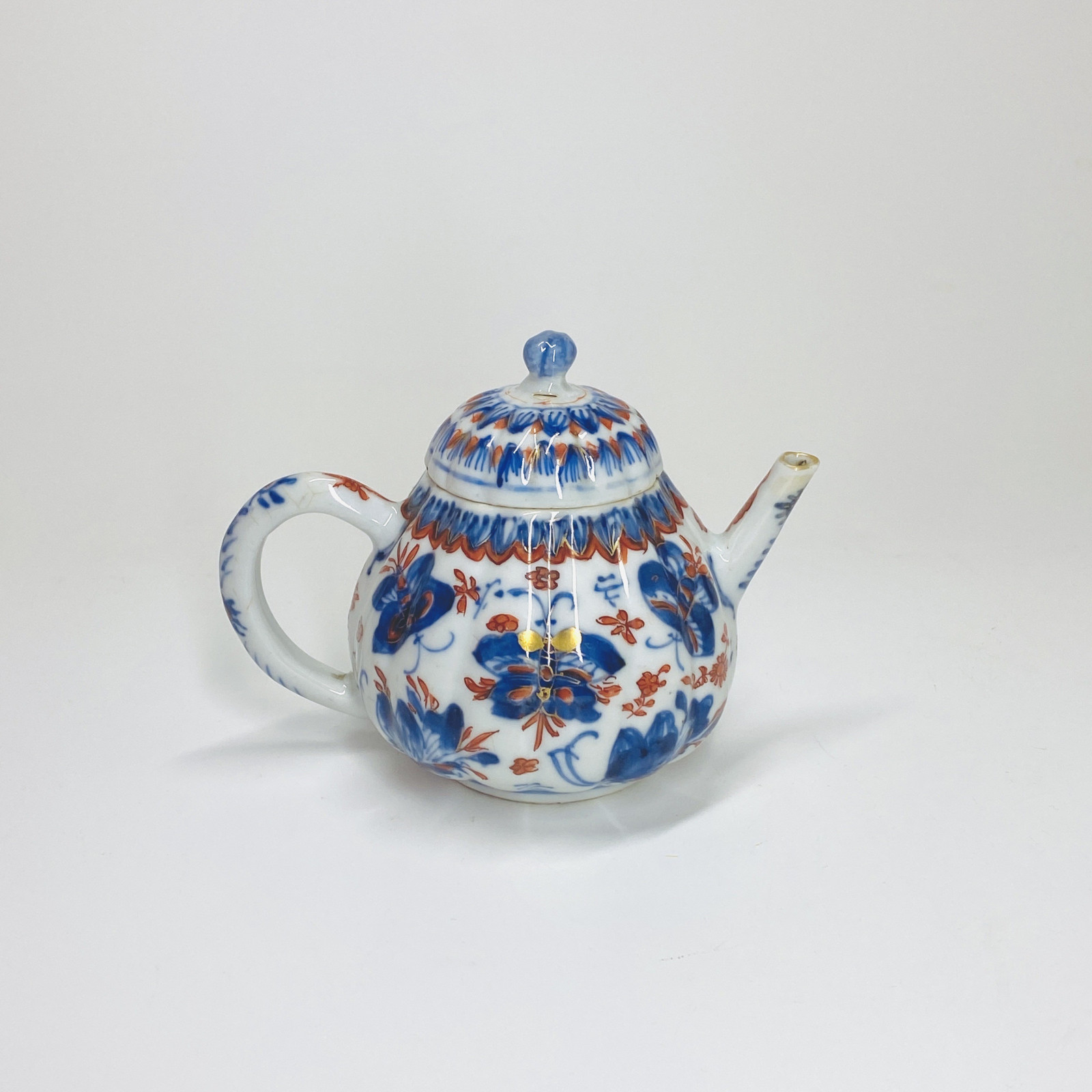 China - Small Imari teapot decorated with butterflies - Eighteenth century