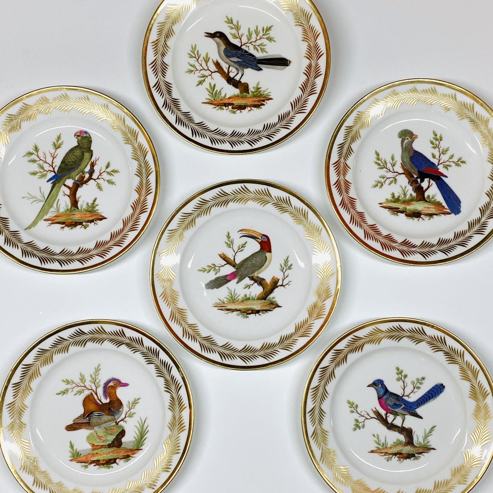 Paris (Nast) - Six assiettes en porcelaine à décor d'oiseaux - Début du XIXe siècle