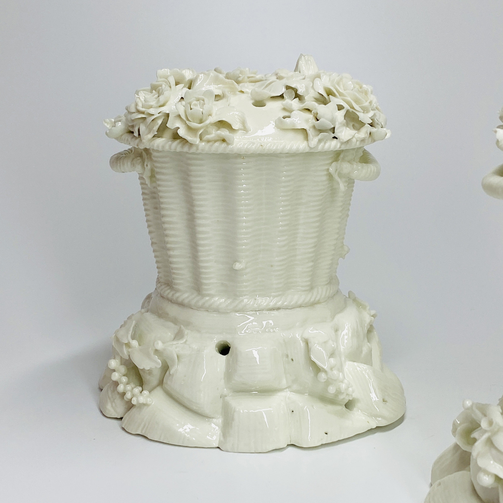 Saint-Cloud - Pair of potpourri baskets - Eighteenth century
