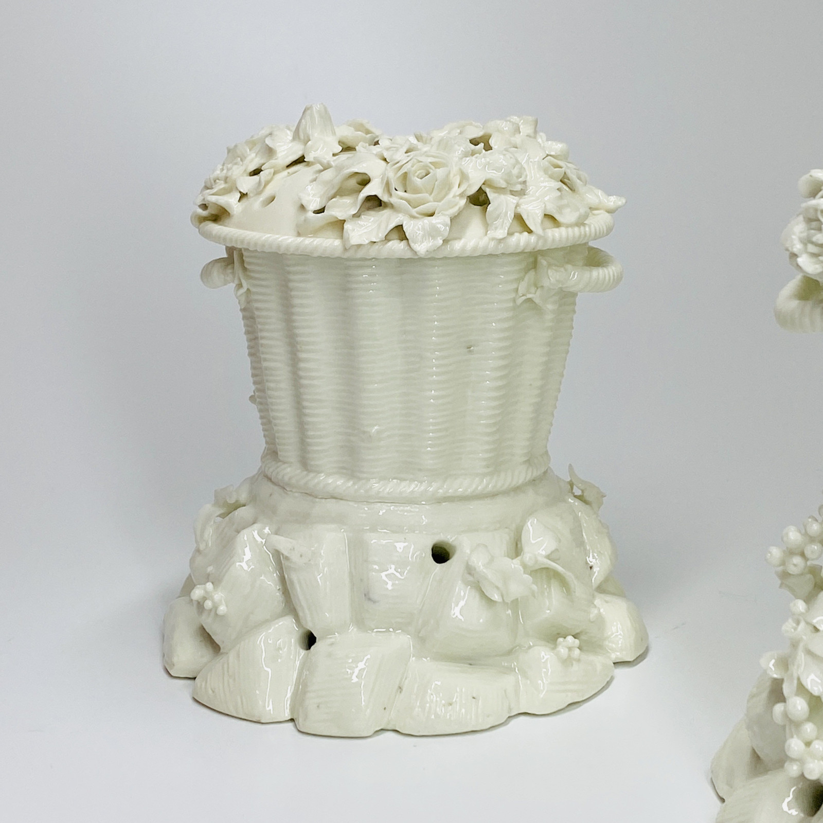 Saint-Cloud - Pair of potpourri baskets - Eighteenth century