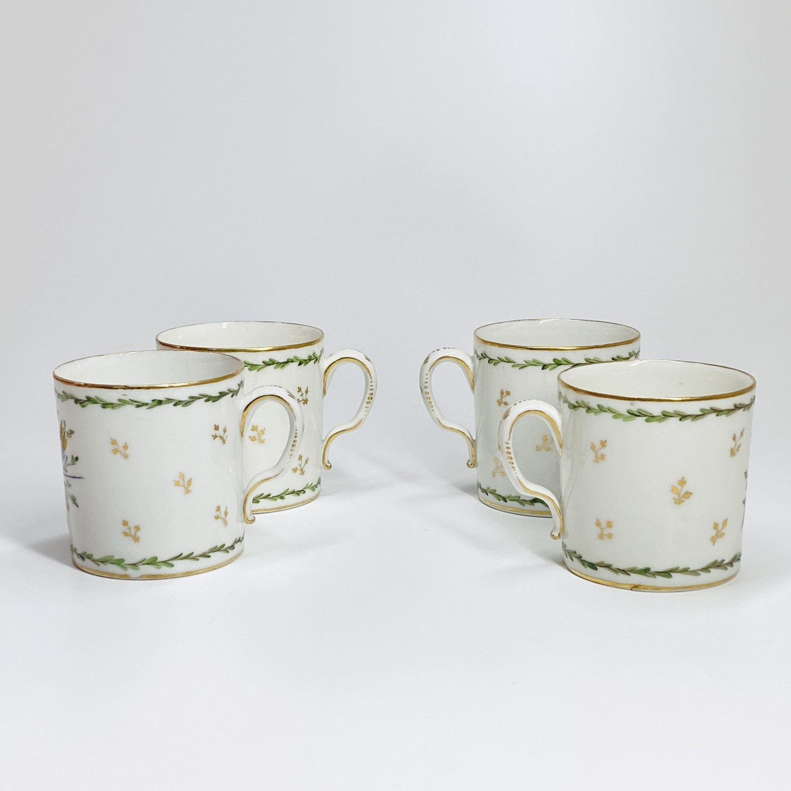 Paris - Four cups and saucers decorated with trophies - Late Eighteenth century