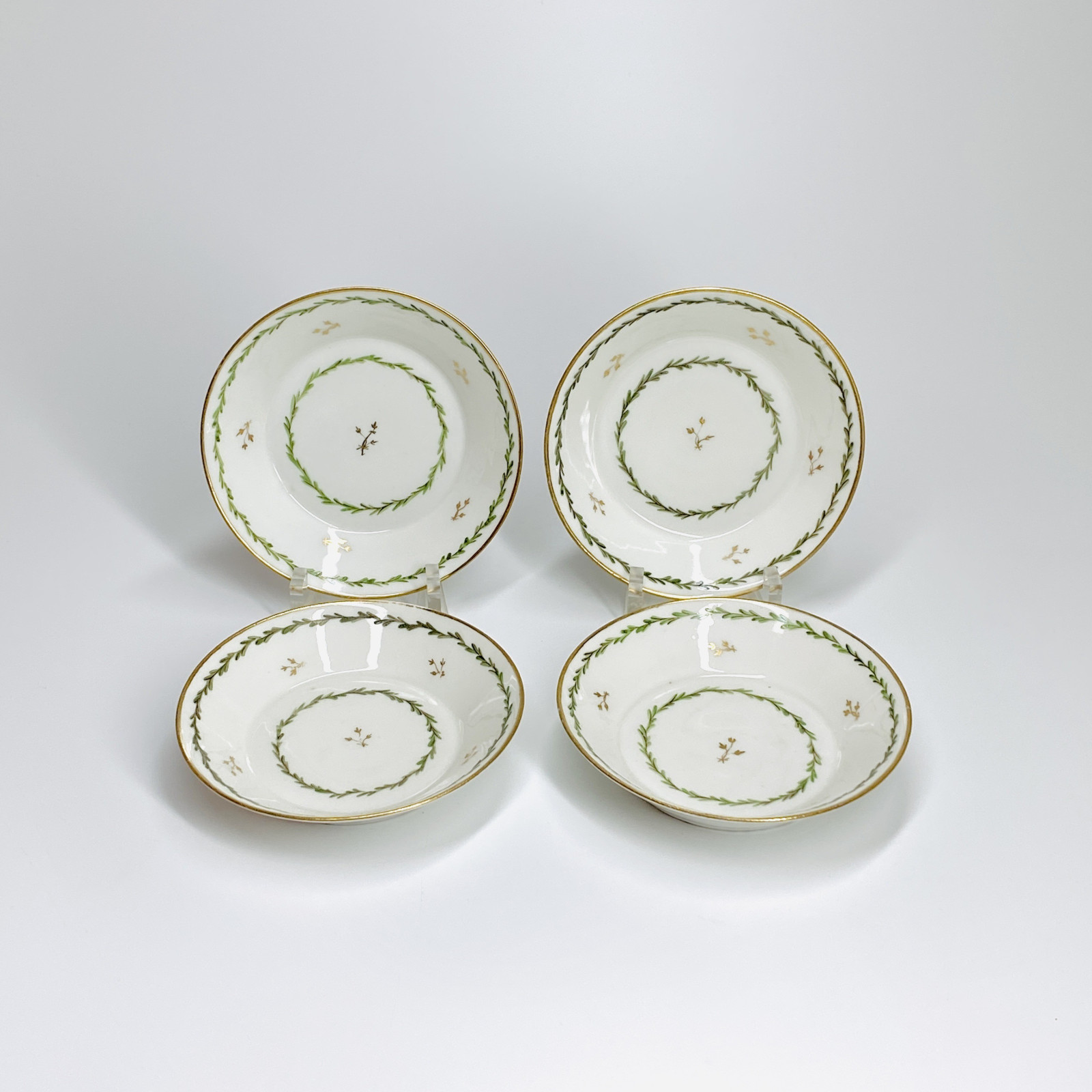 Paris - Four cups and saucers decorated with trophies - Late Eighteenth century