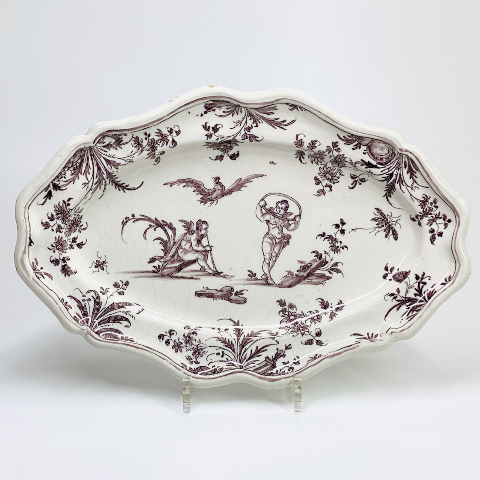 Lyon - earthenware dish with putti decoration - Eighteenth century