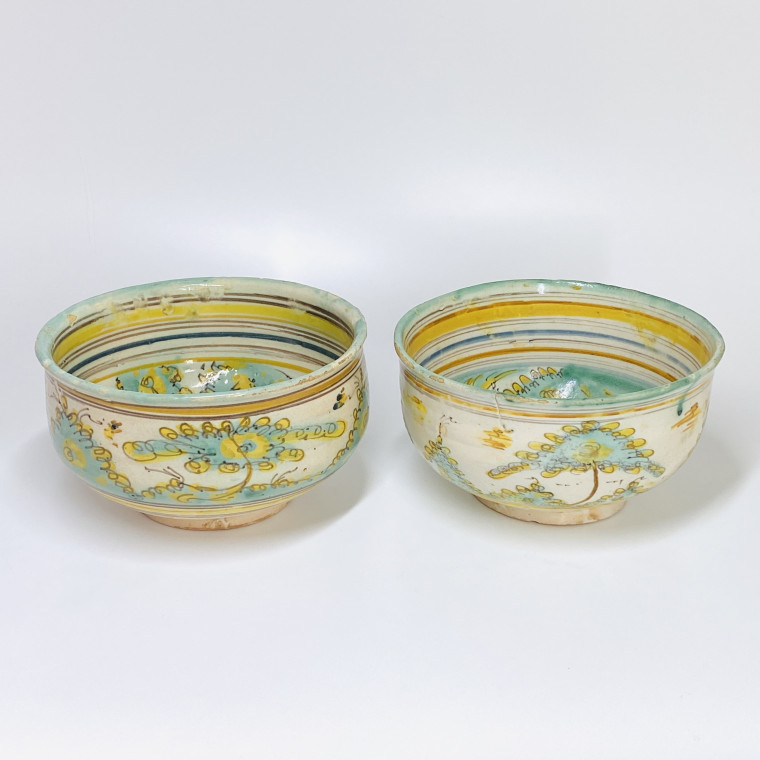 Talavera - Two cups decorated with a wader and a hare - Second half of the Seventeenth century