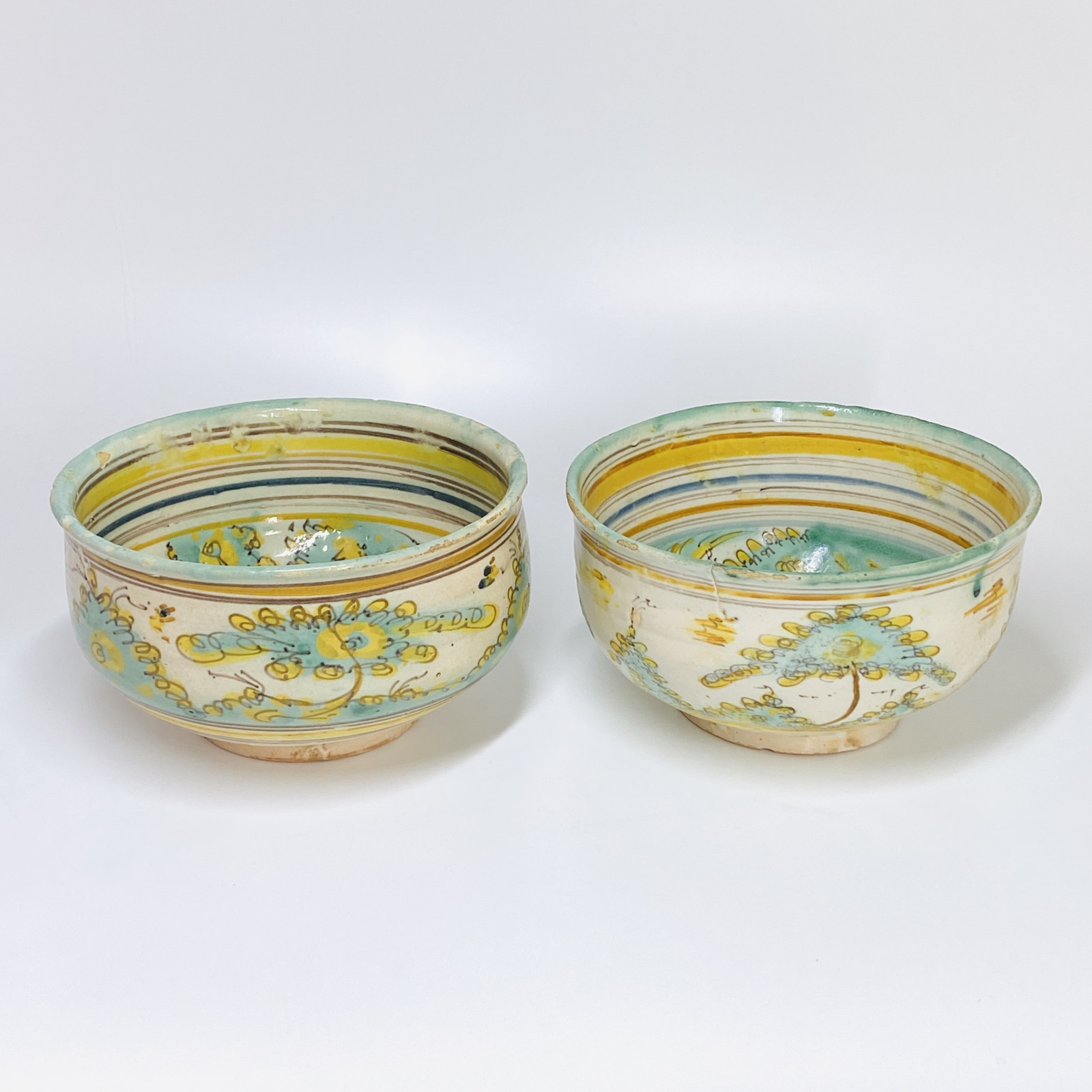 Talavera - Deux coupes à décor d'un échassier et d'un lièvre - Deuxième moitié du XVIIe siècle