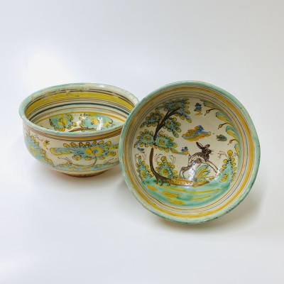 Talavera - Deux coupes à décor d'un échassier et d'un lièvre - Deuxième moitié du XVIIe siècle