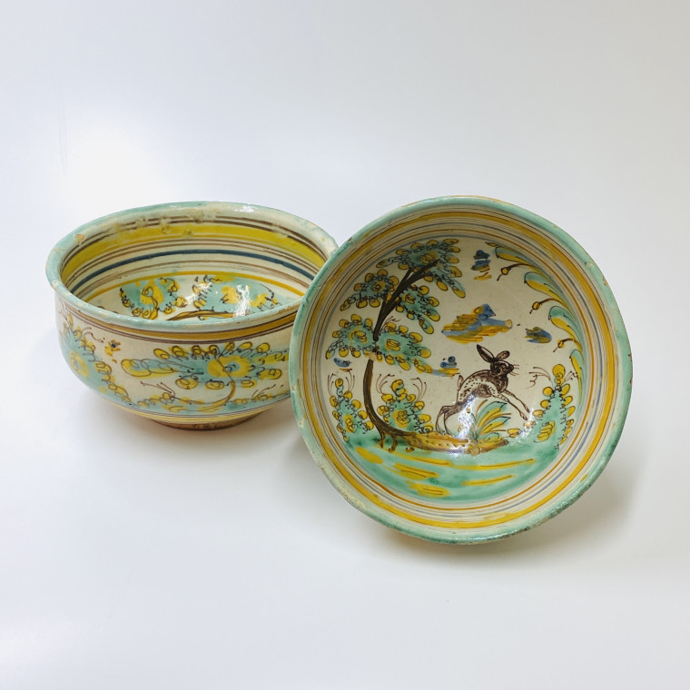 Talavera - Two cups decorated with a wader and a hare - Second half of the Seventeenth century