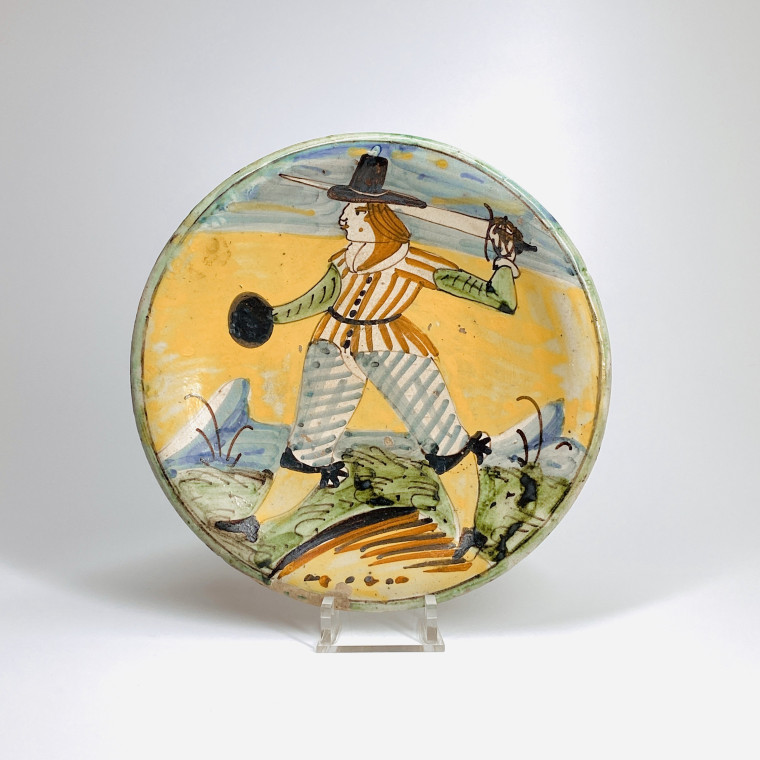 Montelupo - Small dish decorated with a man brandishing his sword - Seventeenth century