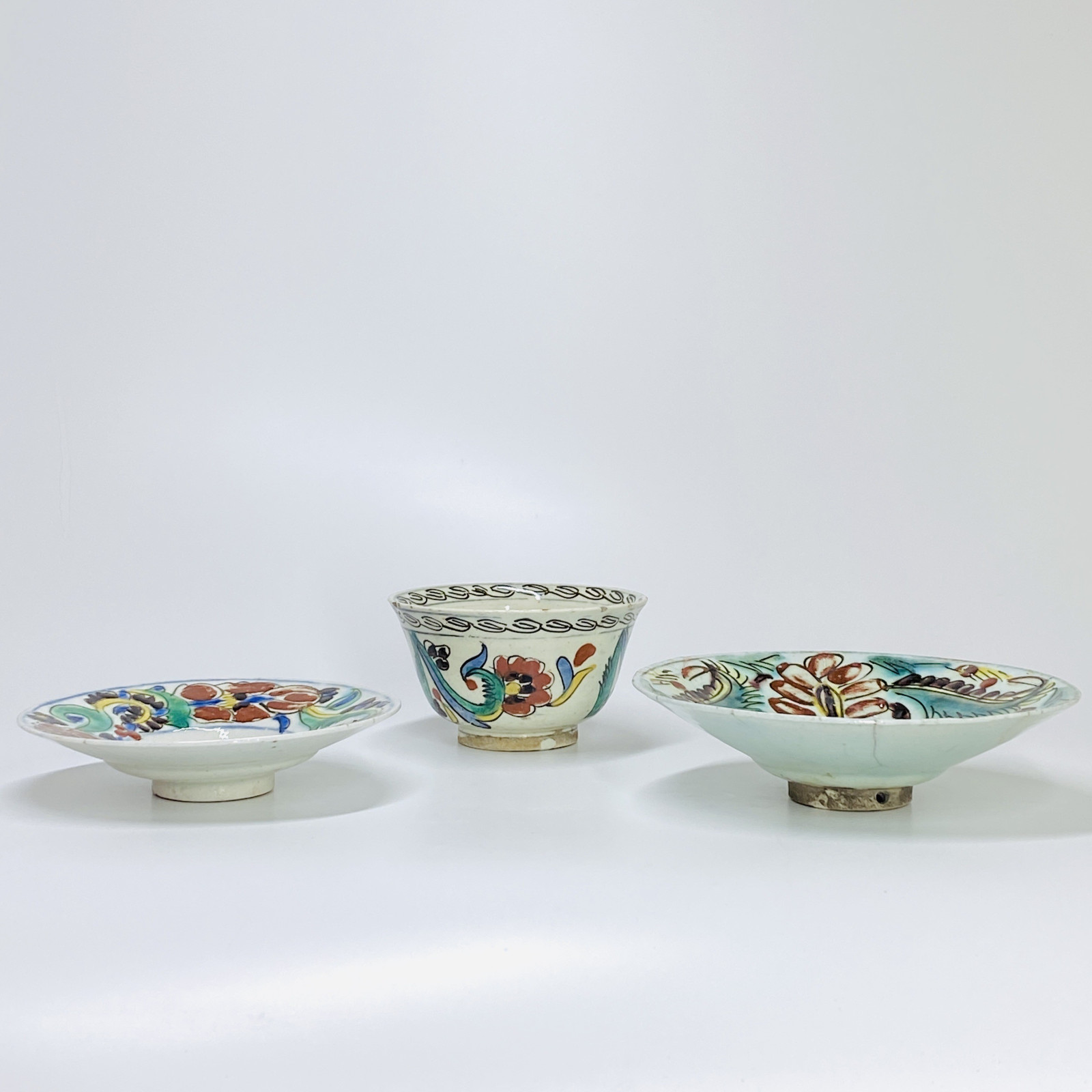 Kutahya (Turquie ottomane) - Un bol et deux coupelles  - XVIIIe siècle
