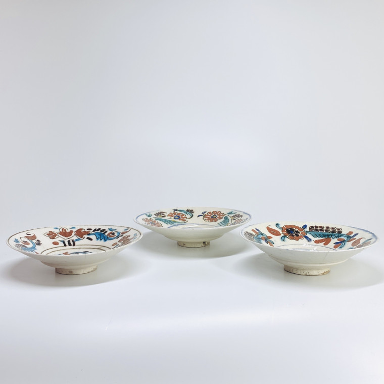 Kutahya (Turquie ottomane) - Trois coupelles à décor floral - XVIIIe siècle