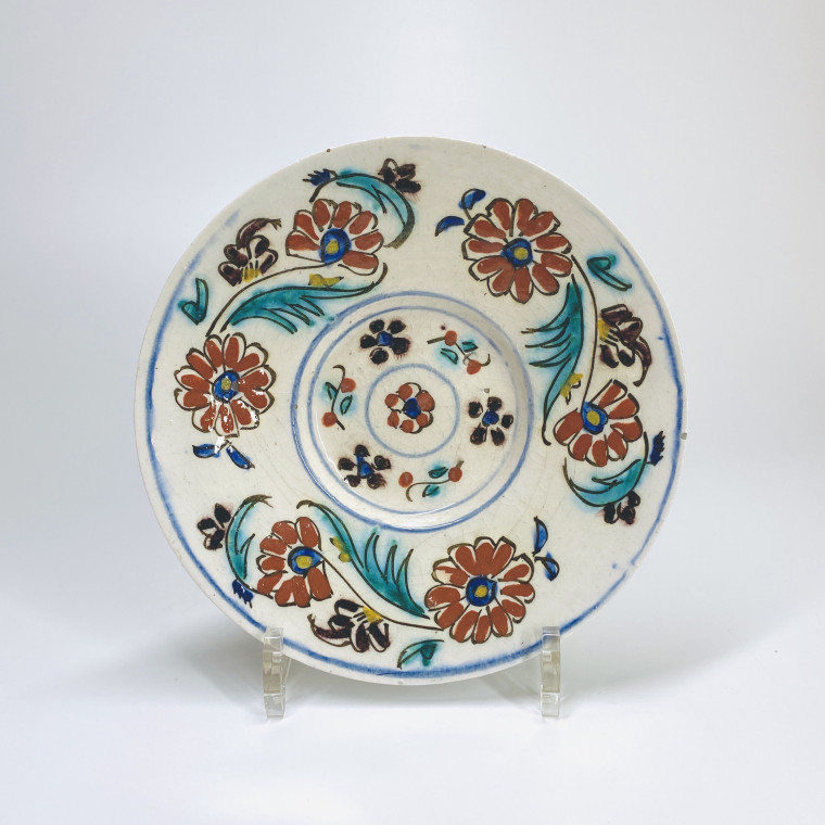 Kutahya (Turquie ottomane) - Trois coupelles à décor floral - XVIIIe siècle