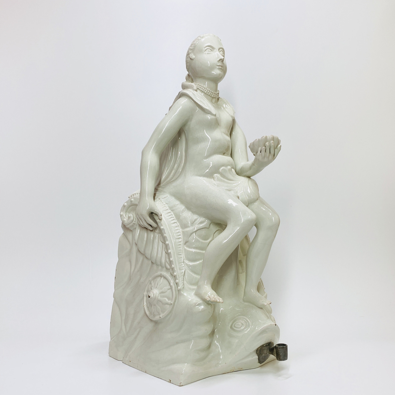 Large white enamelled fountain attributed to Brussels - Eighteenth century