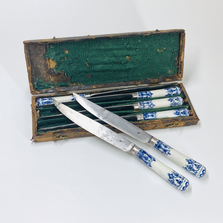Box of 6 Saint-Cloud porcelain knives - eighteenth century