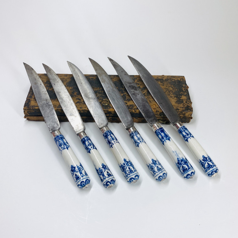 Coffret de 6 grands couteaux en porcelaine de Saint-Cloud - XVIIIe siècle