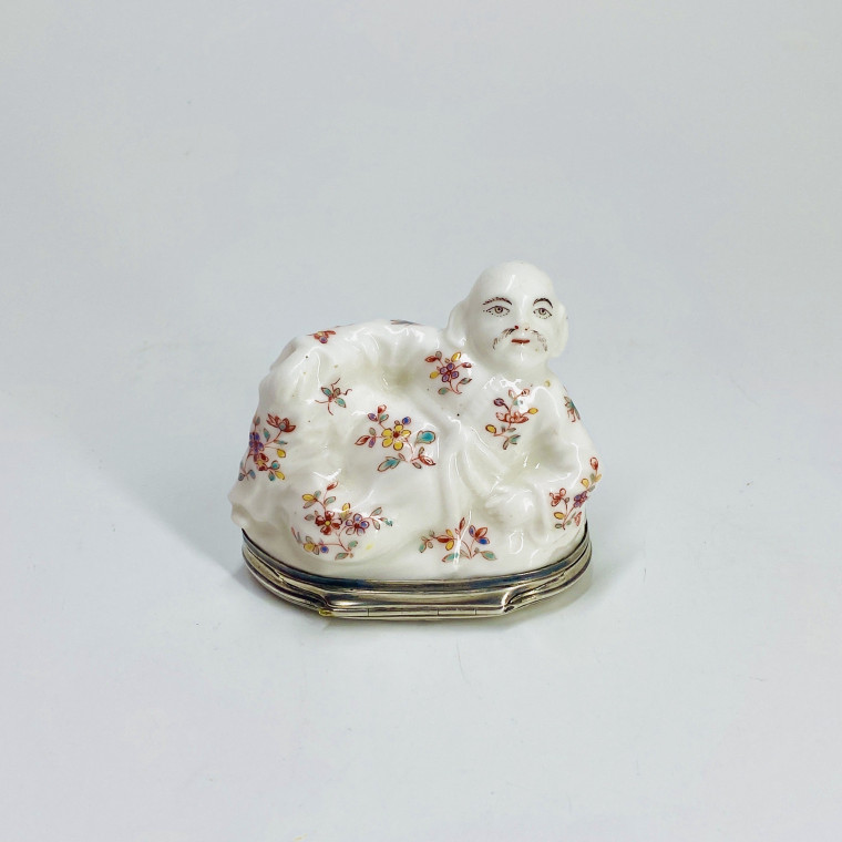 Saint-Cloud - Snuffbox depicting a reclining Chinese - Eighteenth century