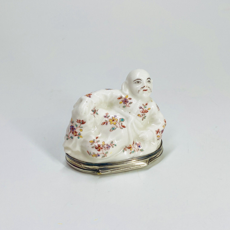 Saint-Cloud - Snuffbox depicting a reclining Chinese - Eighteenth century