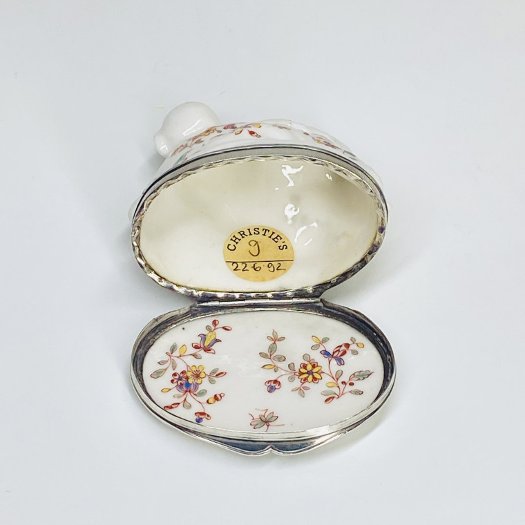Saint-Cloud - Snuffbox depicting a reclining Chinese - Eighteenth century