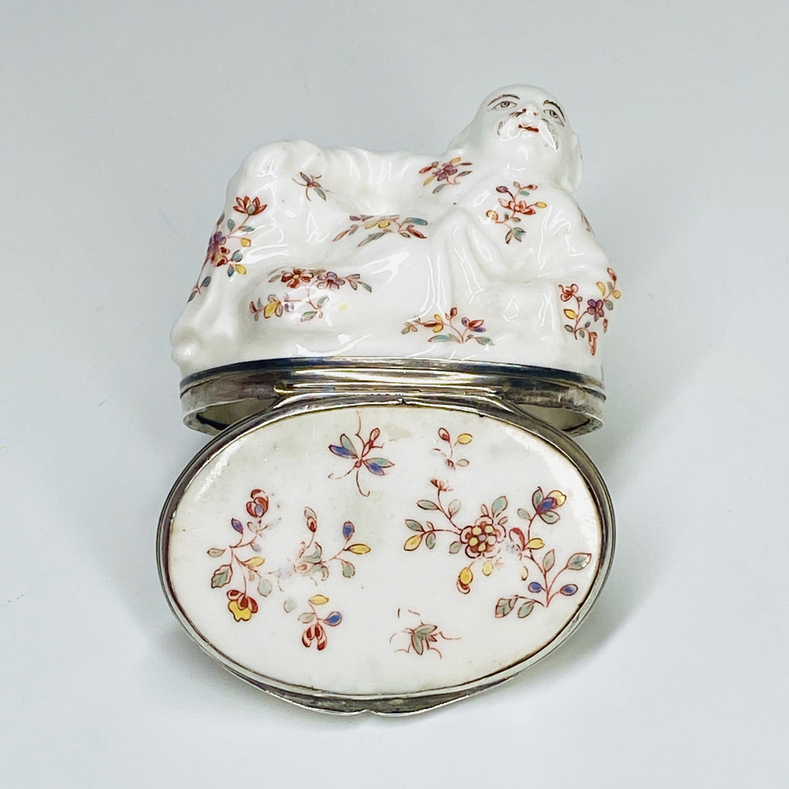 Saint-Cloud - Snuffbox depicting a reclining Chinese - Eighteenth century