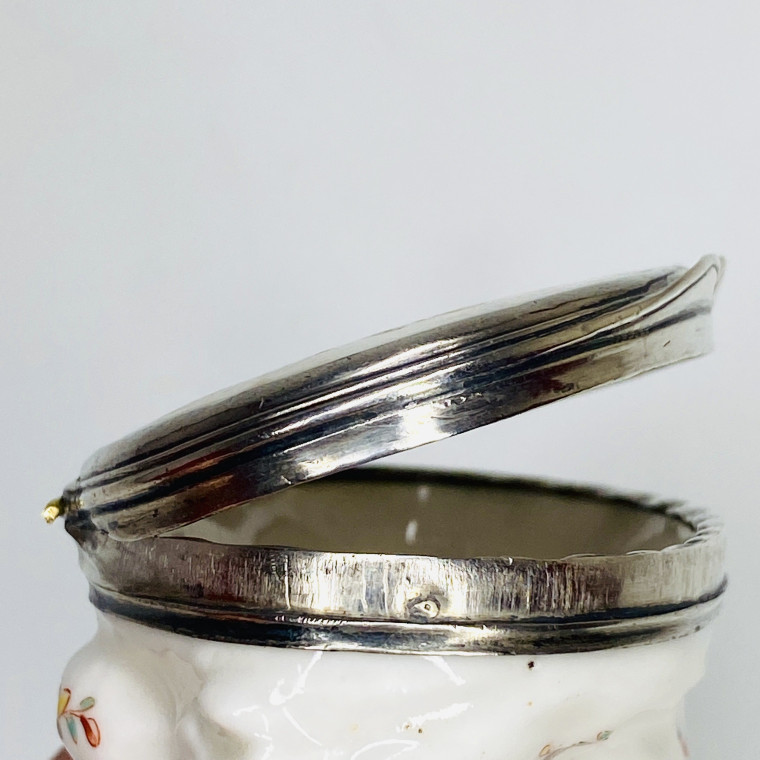 Saint-Cloud - Tabatière figurant un Chinois allongé - XVIIIe siècle