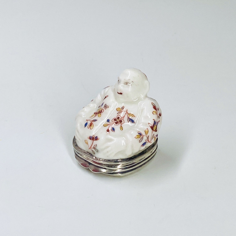 Saint-Cloud -  Boîte couverte figurant un Bouddha - XVIIIe siècle