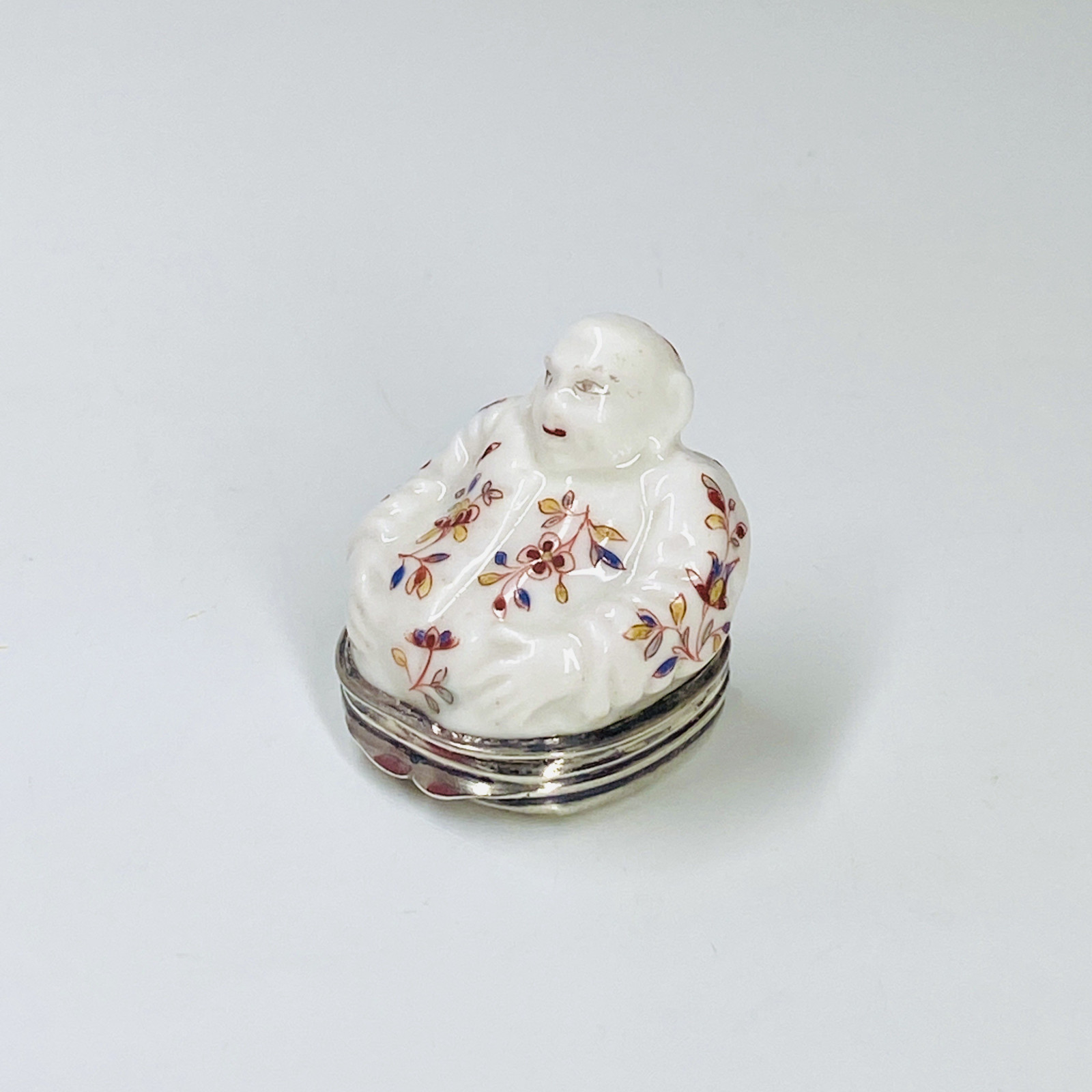 Saint-Cloud -  Boîte couverte figurant un Bouddha - XVIIIe siècle