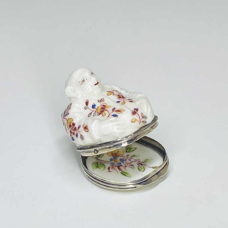 Saint-Cloud -  Boîte couverte figurant un Bouddha - XVIIIe siècle