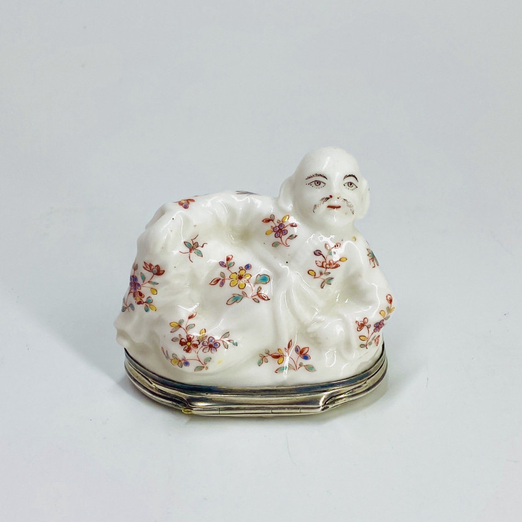 Saint-Cloud - Snuffbox depicting a reclining Chinese - Eighteenth century