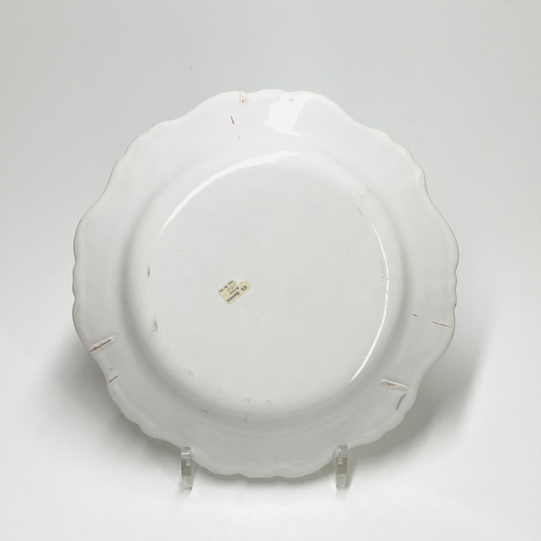 Marseille (Robert) Assiette à décor de fleurs et fruit - XVIIIe siècle