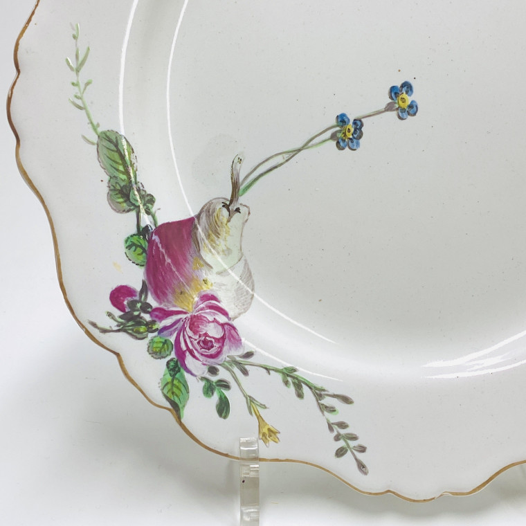 Marseille (Robert) Assiette à décor de fleurs et fruit - XVIIIe siècle