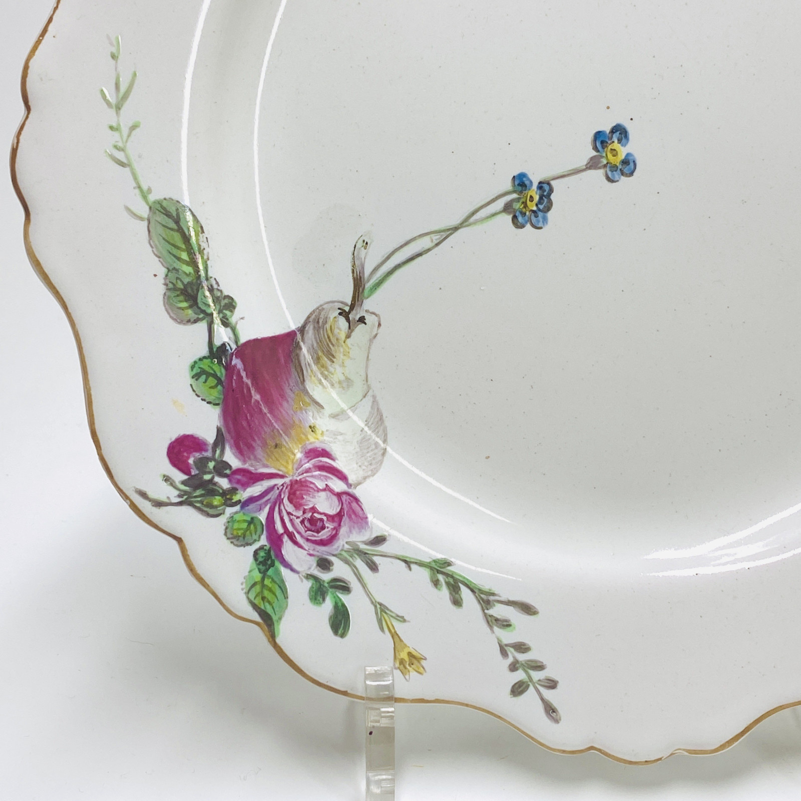 Marseille (Robert) Assiette à décor de fleurs et fruit - XVIIIe siècle