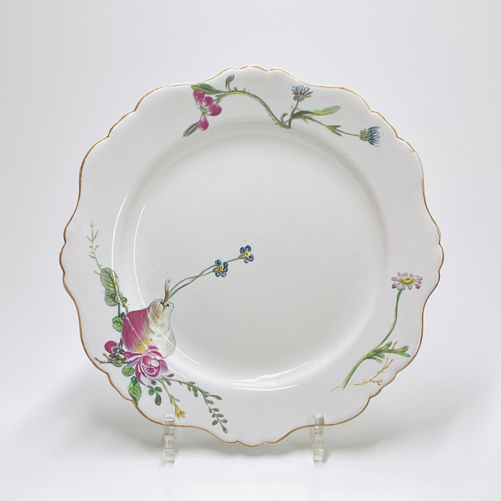 Marseille (Robert) Assiette à décor de fleurs et fruit - XVIIIe siècle