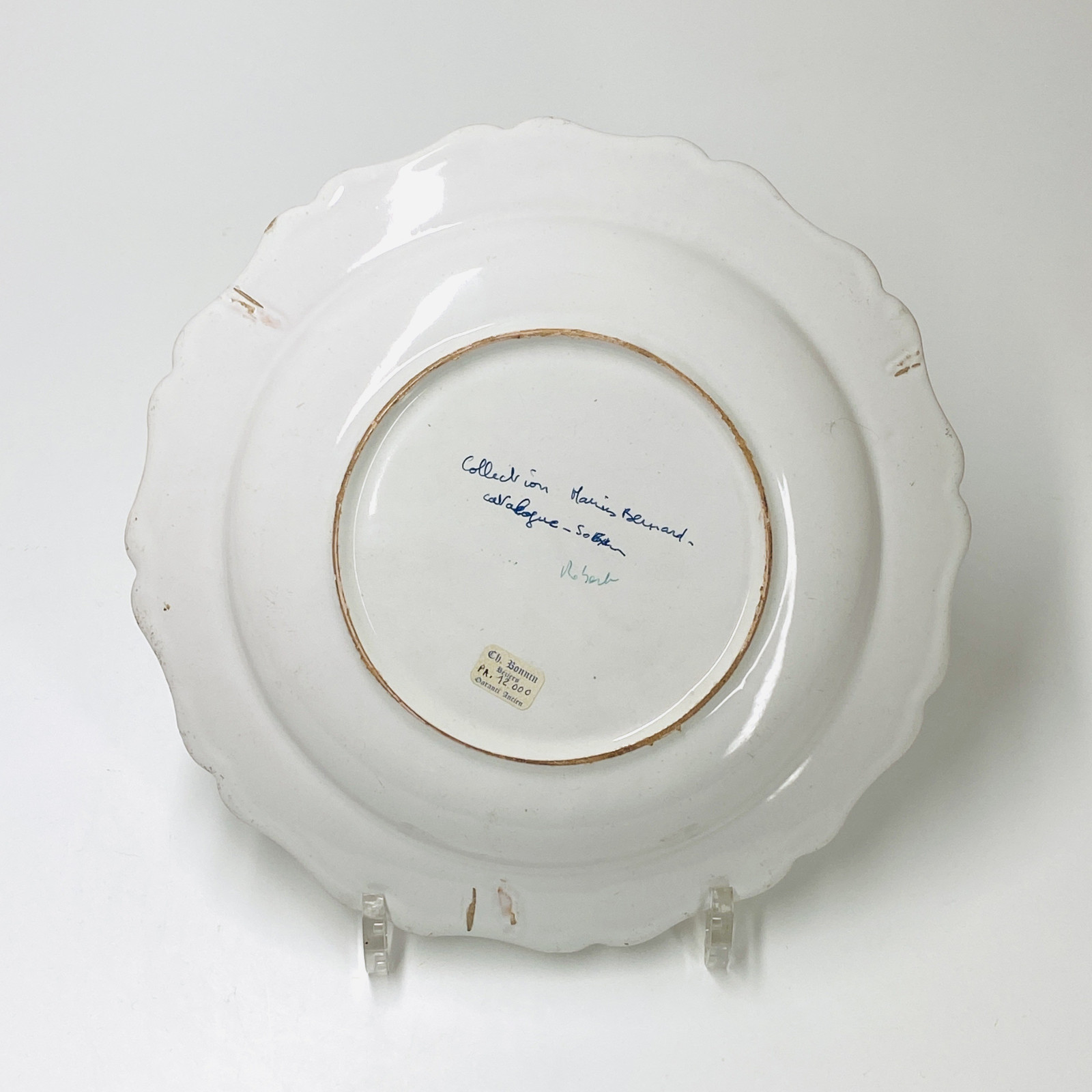 Marseille (Robert) Plate decorated with a viola and a hunting horn - Eighteenth century