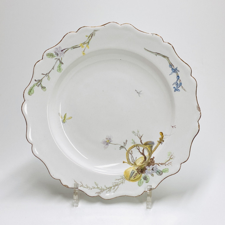 Marseille (Robert) Plate decorated with a viola and a hunting horn - Eighteenth century