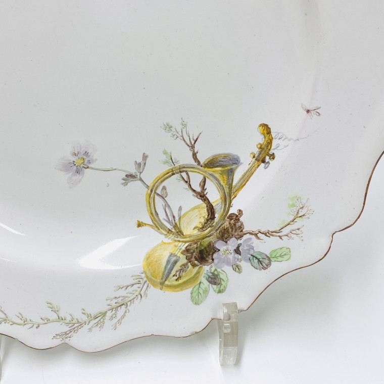 Marseille (Robert) Plate decorated with a viola and a hunting horn - Eighteenth century