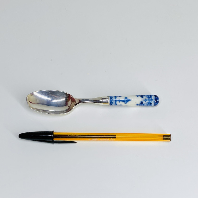 Rare petite cuillère de voyage en porcelaine de Saint-Cloud - Début du XVIIIe siècle