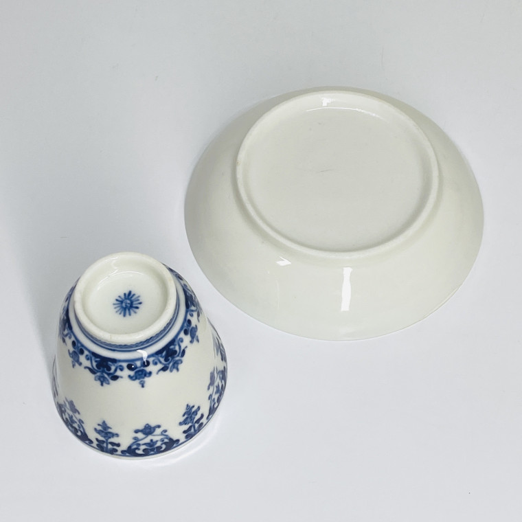 Rare petite tasse trembleuse en porcelaine de Saint-Cloud - Début XVIIIe siècle