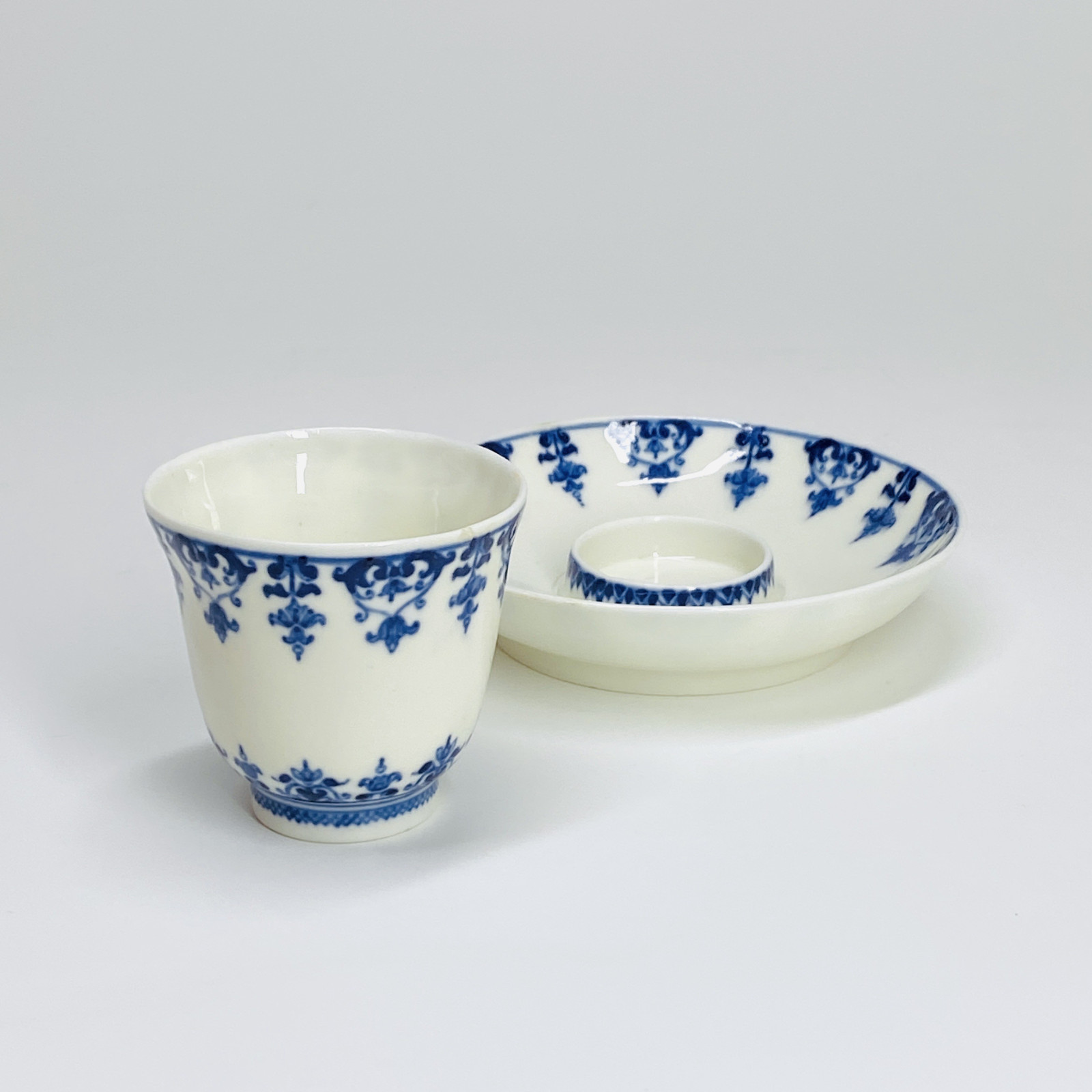 Rare small Saint-Cloud porcelain trembling cup - Early eighteenth century