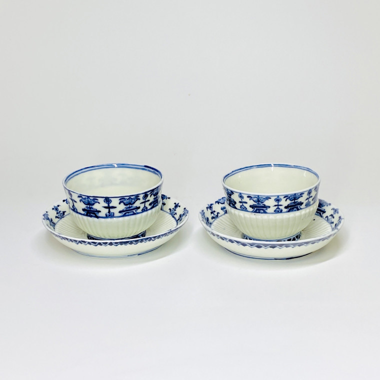 Saint-Cloud - Paire de tasses à décor de lambrequins - Début du XVIIIe siècle