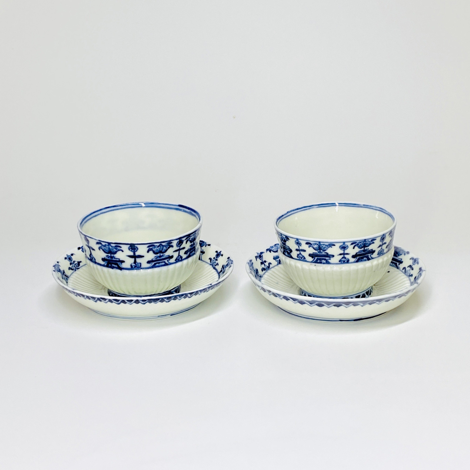 Saint-Cloud - Pair of cups decorated with lambrequins - Early eighteenth century