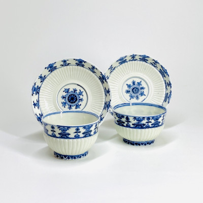 Saint-Cloud - Pair of cups decorated with lambrequins - Early eighteenth century