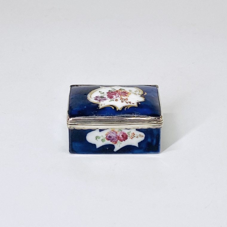 Boîte à priser en porcelaine tendre à fond bleu – XVIIIe siècle