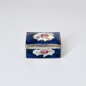 Soft porcelain box with blue background – Eighteenth century