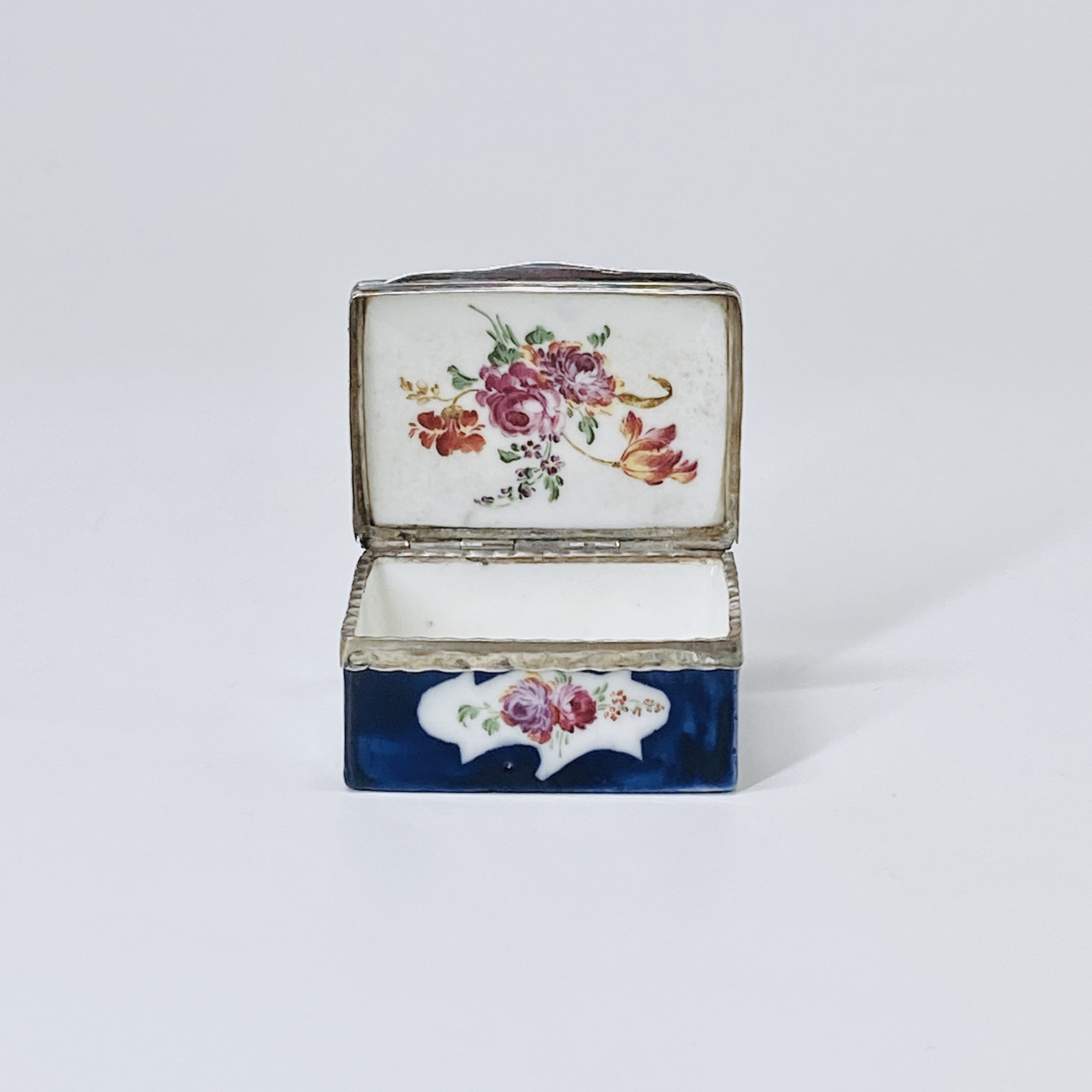 Boîte à priser en porcelaine tendre à fond bleu – XVIIIe siècle