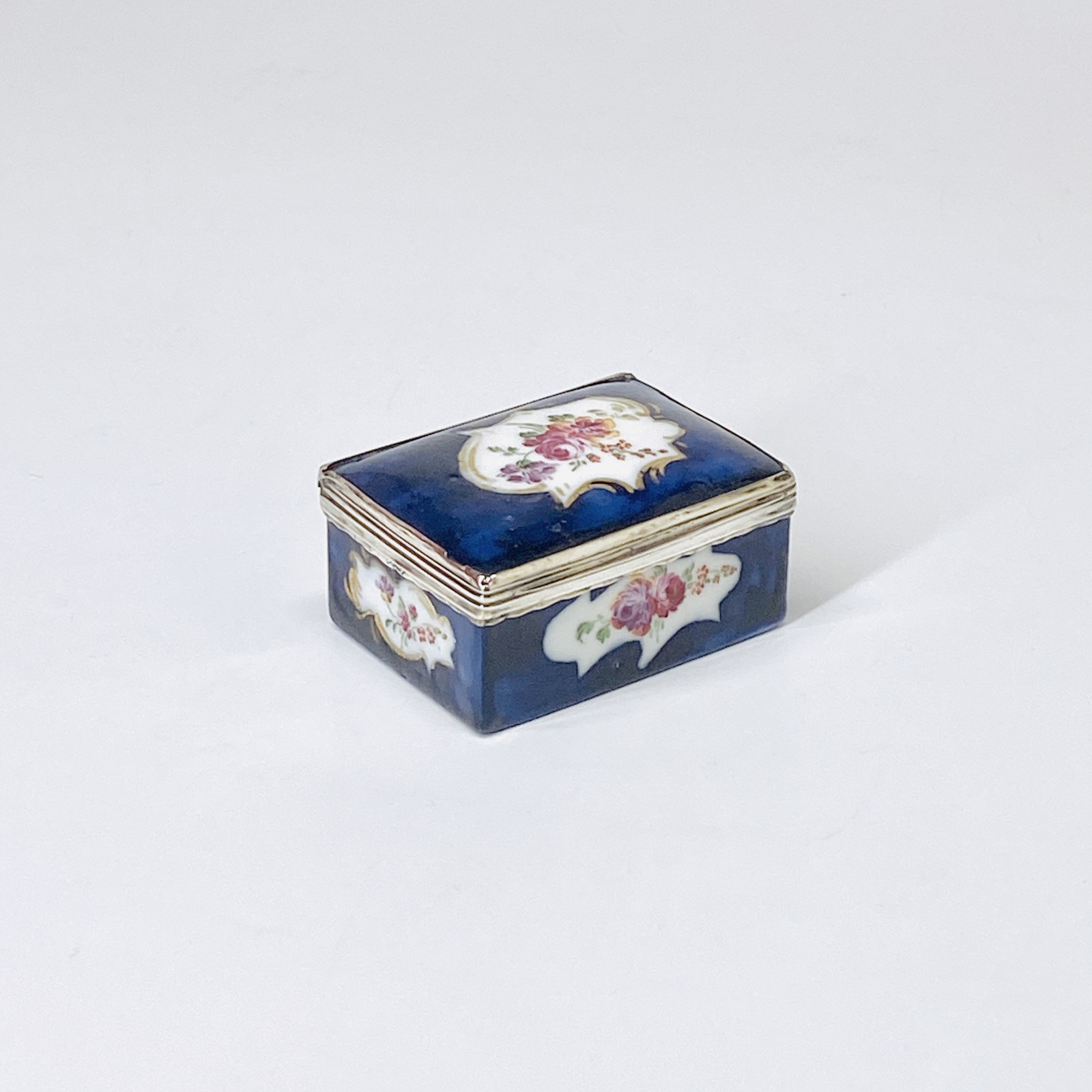 Soft porcelain box with blue background – Eighteenth century